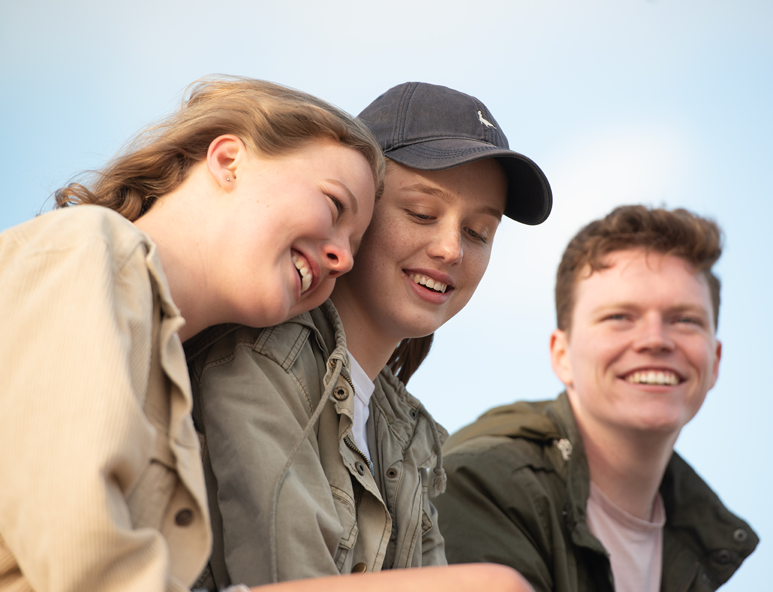 190825_YOURCREW_DMandelberg_27_8984 Two teenagers engaged in conversatoin